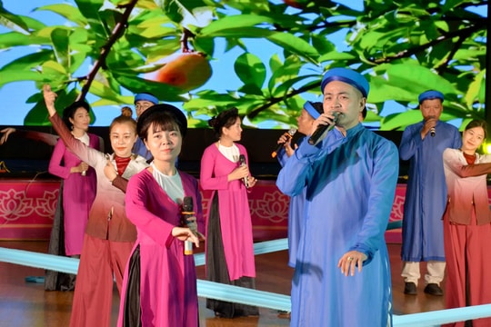 Đoàn nghệ thuật tỉnh Nghệ An biểu diễn ví, giặm tại Festival Tràng An kết nối di sản - Ninh Bình năm 2022