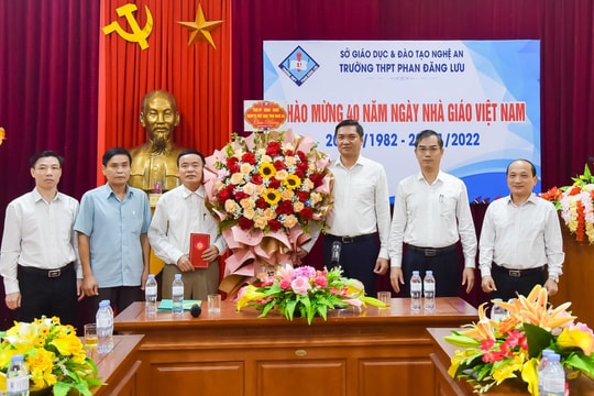 Phó Bí thư Tỉnh ủy Hoàng Nghĩa Hiếu chúc mừng Trường THPT Phan Đăng Lưu nhân ngày Nhà giáo Việt Nam