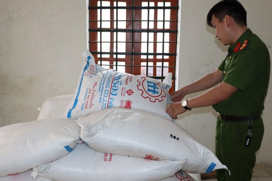 Thu giữ 1,3 tấn đường không rõ nguồn gốc tại một cửa hàng tạp hóa