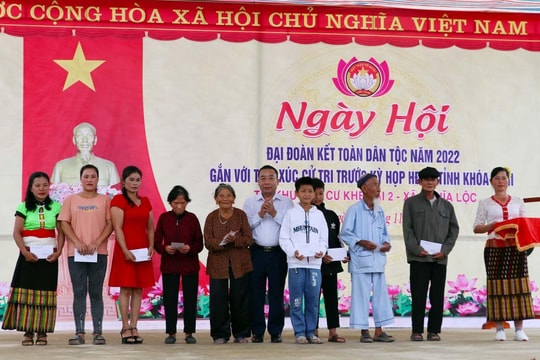 Phó Chủ tịch UBND tỉnh Nguyễn Văn Đệ dự Ngày hội Đại đoàn kết tại huyện Nghĩa Đàn