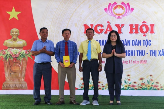 Bí thư Đảng ủy Khối Các cơ quan tỉnh chung vui Ngày hội Đại đoàn kết tại thị xã Cửa Lò