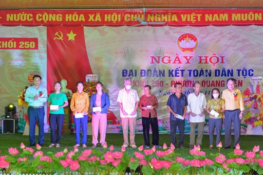 Trưởng Ban Nội chính Tỉnh ủy dự Ngày hội Đại đoàn kết tại thị xã Thái Hòa 