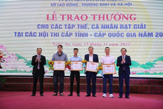 Trao thưởng cho các tập thể, cá nhân đạt giải tại Hội thi Thiết bị đào tạo tự làm toàn quốc và Cuộc thi Ý tưởng khởi nghiệp 