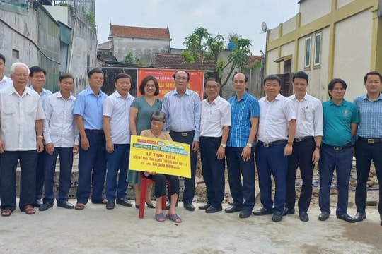 Trao 100 triệu đồng hỗ trợ xây dựng nhà tình nghĩa ở Diễn Châu