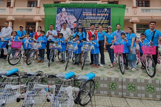  Trao quà trị giá gần 190 triệu đồng cho xã Châu Tiến (Quỳ Hợp)