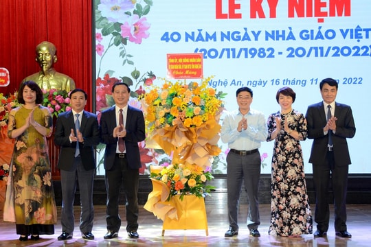 Trao Kỷ niệm chương 'Vì sự nghiệp giáo dục' cho 40 thầy, cô giáo Trường Đại học Vinh