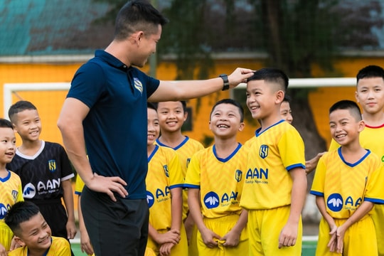 Tình yêu của huấn luyện viên trẻ Sông Lam Nghệ An dành cho các học trò