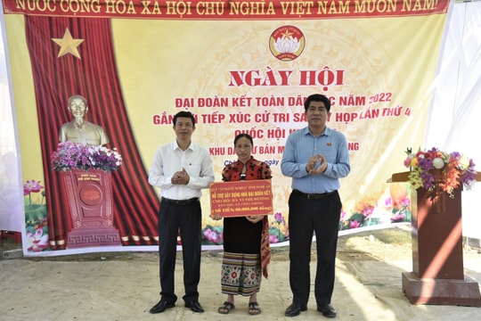 Đại biểu Quốc hội tiếp xúc cử tri và dự Ngày hội Đại đoàn kết ở huyện Quỳ Châu