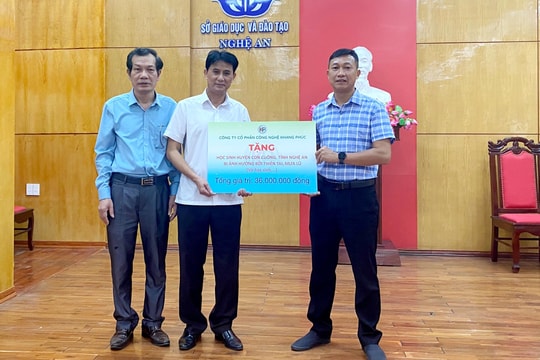 Công ty CP Công nghệ Khang Phúc trao hỗ trợ 1.000 suất quà cho học sinh vùng lũ