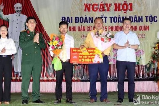 Chỉ huy trưởng Bộ Chỉ huy Quân sự tỉnh dự Ngày hội Đại đoàn kết tại thị xã Hoàng Mai