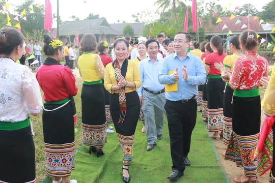 Đại biểu Quốc hội tiếp xúc cử tri và dự Ngày hội Đại đoàn kết ở huyện Quỳ Hợp