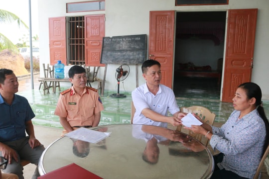 Ban An toàn giao thông tỉnh thăm gia đình nạn nhân tử vong do tai nạn giao thông 