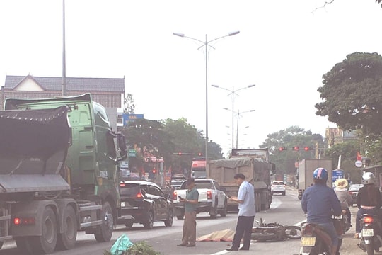 Xe máy va chạm xe tải tại ngã tư, người phụ nữ tử vong tại chỗ