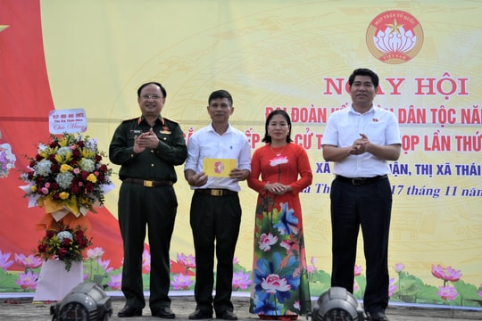 Đại biểu Quốc hội tiếp xúc cử tri và dự Ngày hội Đại đoàn kết tại thị xã Thái Hòa