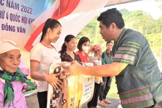 Đại biểu Quốc hội tiếp xúc cử tri và dự Ngày hội Đại đoàn kết tại huyện Tân Kỳ