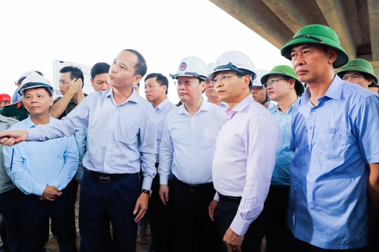 Bộ trưởng Bộ GTVT Nguyễn Văn Thắng kiểm tra tiến độ dự án cao tốc Bắc - Nam đoạn qua tỉnh Nghệ An