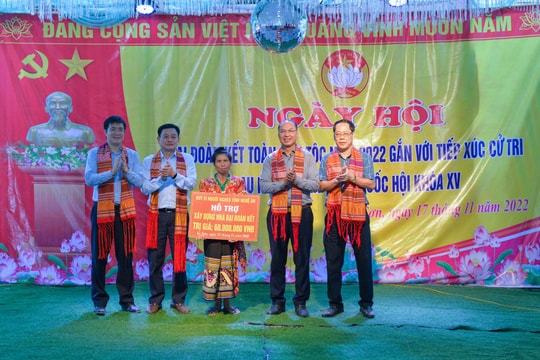 Nhiều phần quà trao cho dân bản Hoà Sơn bị thiệt hại do lũ trong Ngày hội Đại đoàn kết