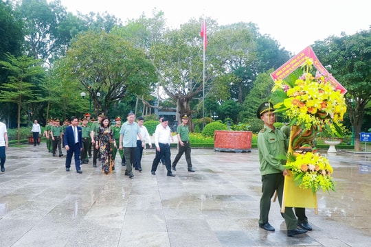 Bộ trưởng Bộ Công an Tô Lâm dâng hoa, dâng hương tưởng niệm Chủ tịch Hồ Chí Minh