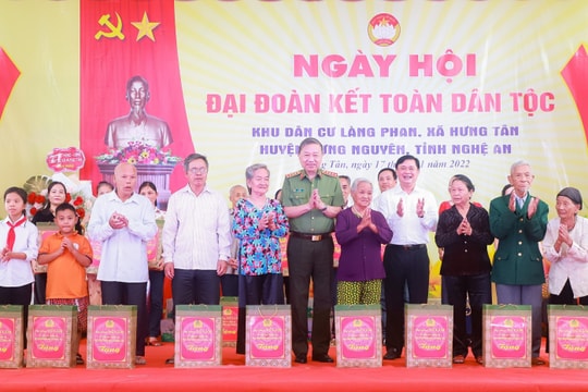 Đại tướng Tô Lâm và lãnh đạo tỉnh Nghệ An chung vui Ngày hội Đại đoàn kết toàn dân tộc tại làng Phan, Hưng Tân, huyện Hưng Nguyên