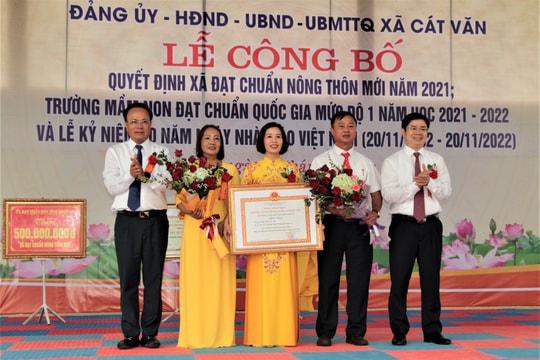 Phó Chủ tịch Thường trực HĐND tỉnh dự lễ đón Bằng công nhận xã đạt chuẩn Nông thôn mới ở Thanh Chương