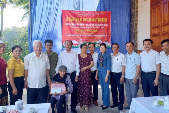 Trao 150 triệu đồng hỗ trợ xây dựng nhà tình nghĩa ở huyện Quỳ Hợp