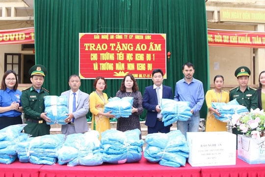 Báo Nghệ An, Bộ đội Biên phòng tỉnh và Công ty CP Green GMC trao hơn 400 suất quà cho học sinh xã Keng Đu (Kỳ Sơn) 