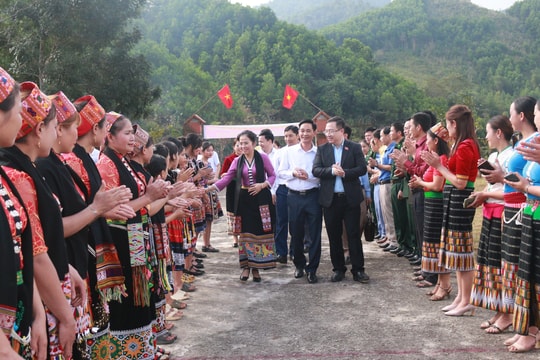 Đại biểu Quốc hội tiếp xúc cử tri và dự Ngày hội Đại đoàn kết tại huyện Quế Phong