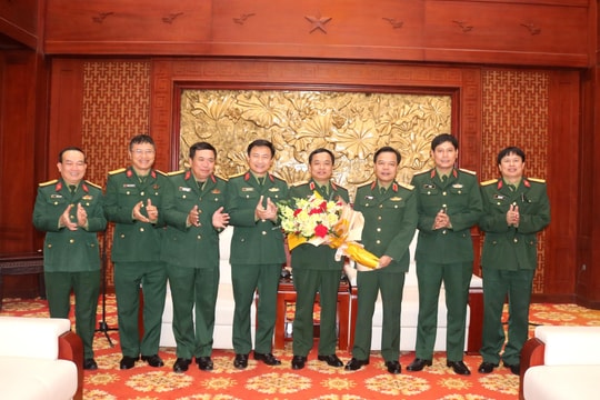 Bộ Tư lệnh Quân khu 4 chúc mừng Thiếu tướng Nguyễn Ngọc Hà - Phó Tư lệnh Quân khu 