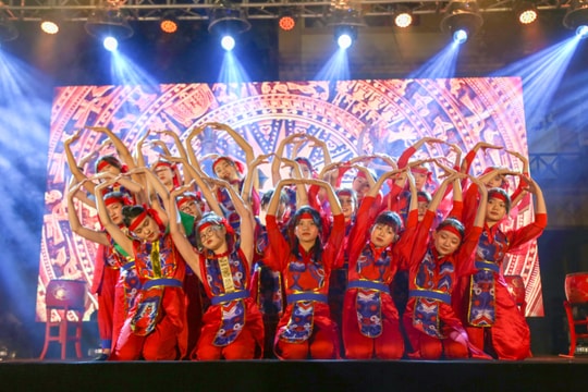 Lắng đọng đêm nhạc tri ân thầy cô của học sinh trường Phan