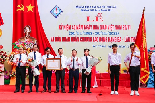 Trường THPT Phan Đăng Lưu được tặng thưởng Huân chương Lao động hạng Ba