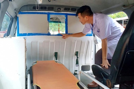 Phá xe cứu thương, ép tài xế quay đầu