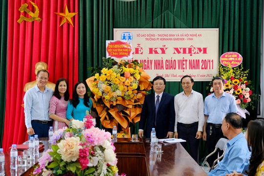 Phó Chủ tịch UBND tỉnh Bùi Đình Long chúc mừng trường Hermann Gmeiner