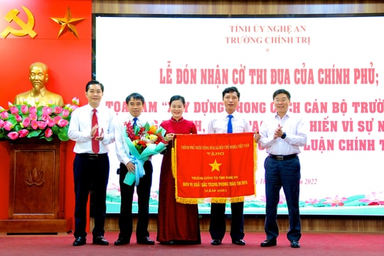 Trường Chính trị tỉnh đón nhận Cờ Thi đua của Chính phủ 