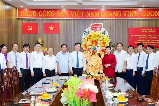 Chủ tịch UBND tỉnh Nguyễn Đức Trung chúc mừng Trường Chính trị tỉnh nhân ngày Nhà giáo Việt Nam
