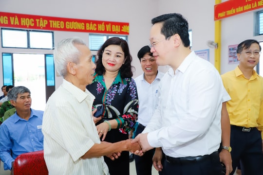 Chủ tịch UBND tỉnh Nguyễn Đức Trung chung vui ngày hội Đại đoàn kết với người dân xóm 8, xã Nam Anh (Nam Đàn)