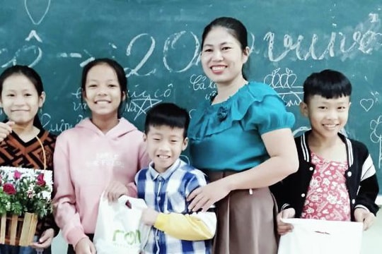 Người mẹ thứ hai của những học trò Khơ mú 