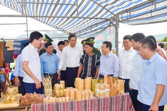 Đoàn công tác Ban Chỉ đạo Trung ương về tổng kết Nghị quyết 26 khảo sát tại khu vực biên giới ở Nghệ An