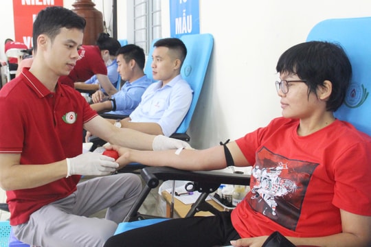 Tuổi trẻ Khối Doanh nghiệp Nghệ An tổ chức Ngày hội hiến máu và trao quà hỗ trợ bệnh nhân nghèo