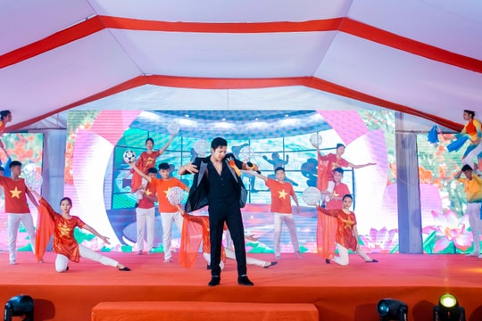 Quán quân Sao Mai 2022 hát tri ân thầy cô tại Trường Phổ thông năng khiếu thể dục - thể thao Nghệ An