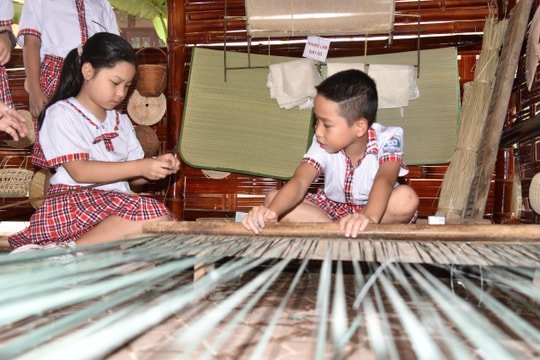 Học sinh Trường Tiểu học Hưng Dũng 2 trải nghiệm dệt chiếu cói, nặn nồi đất... trên sân trường