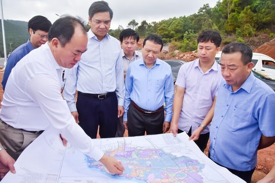 Đoàn công tác của Ban Chỉ đạo Trung ương về tổng kết Nghị quyết 26 khảo sát hệ thống cảng biển ở Nghệ An