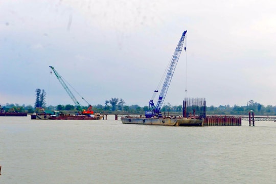 Trên công trường cầu dài nhất qua Sông Lam nối Nghệ An - Hà Tĩnh