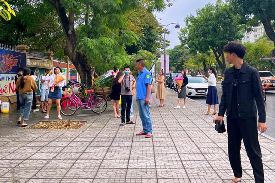 TP Vinh: Chấn chỉnh tình trạng lộn xộn tại điểm bán hoa ở đường Lê Mao