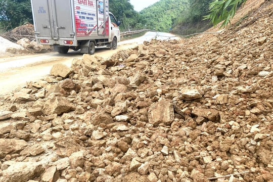 Sạt lở núi đoạn qua dốc Chó (Con Cuông)