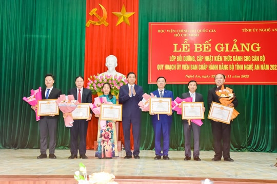 Bế giảng lớp bồi dưỡng kiến thức cho cán bộ quy hoạch Ủy viên Ban Chấp hành Đảng bộ tỉnh Nghệ An