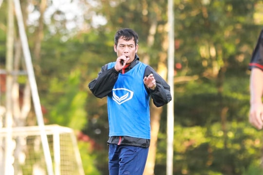 HLV Huy Hoàng bạc tóc trong năm đầu cầm quân ở V.League