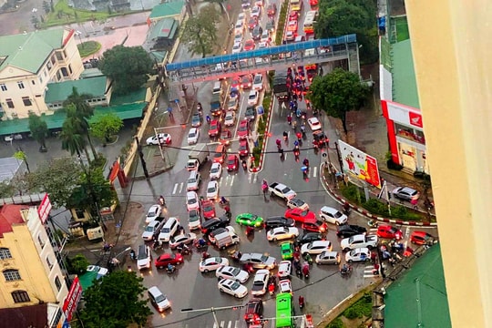 Nhiều tuyến đường thành Vinh ùn tắc nghiêm trọng trong giờ cao điểm