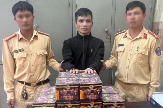 Tuần tra đêm, Cảnh sát giao thông bắt quả tang đối tượng tàng trữ pháo