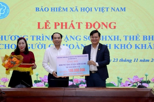 Bảo hiểm xã hội Nghệ An tiếp nhận kinh phí ủng hộ tặng sổ bảo hiểm xã hội, thẻ bảo hiểm y tế 
