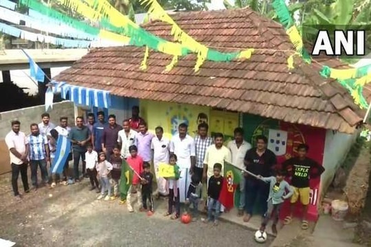 17 người chung tiền mua một căn nhà để cùng xem World Cup